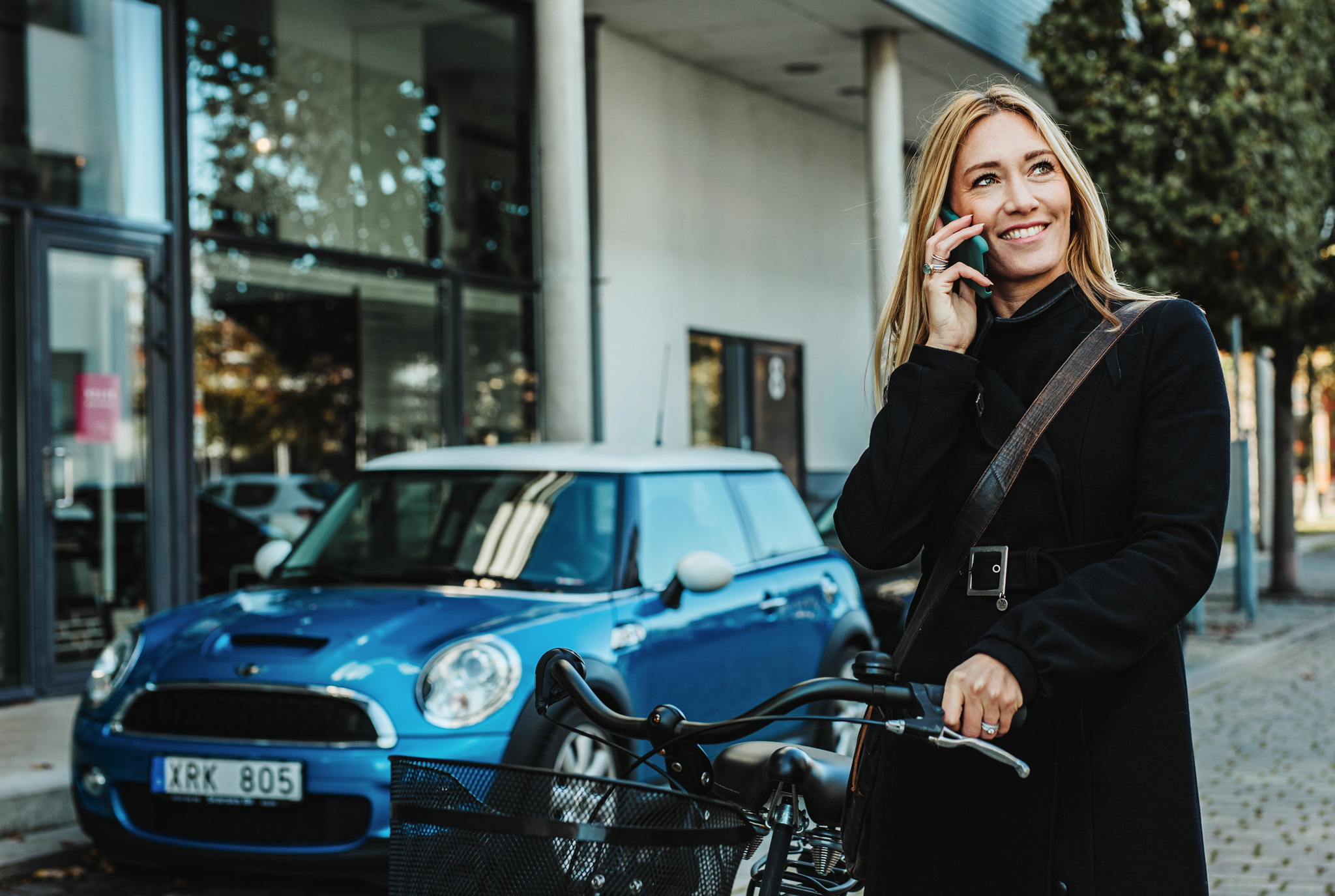 Inbound marketing och inboundworkshop. Kvinna med mobil och cykel