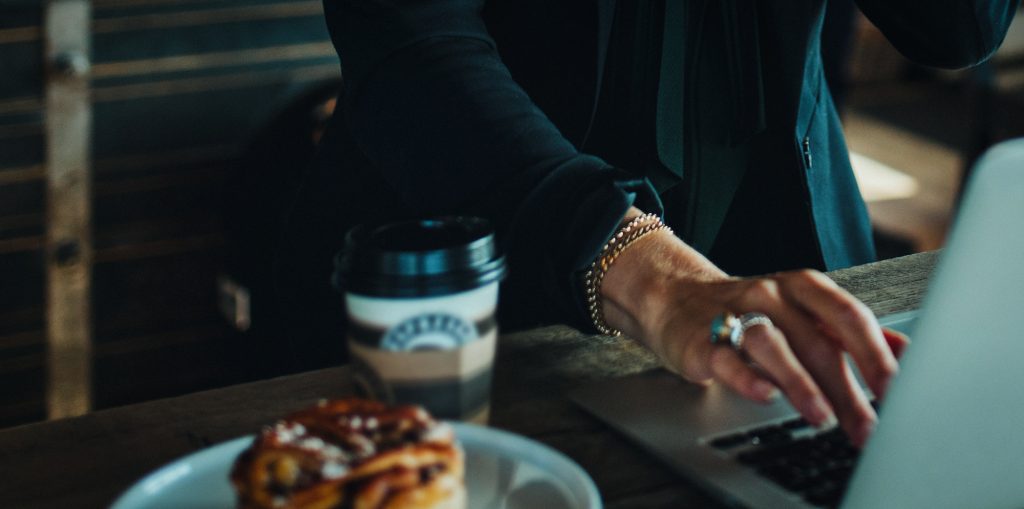 account based marketing - abm - kvinna jobbar med account based marketing på cafe