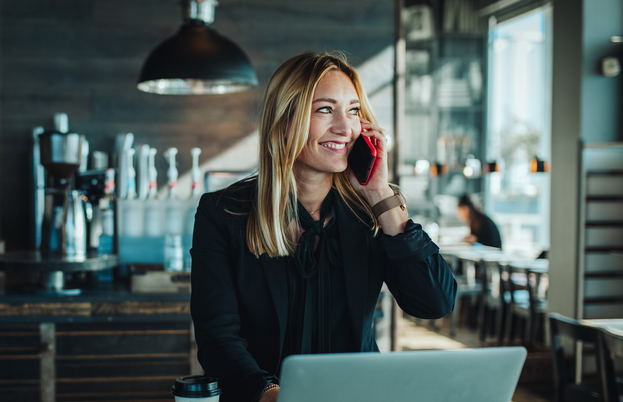 buyer persona och content manager- bild på kvinna som jobbar på cafe
