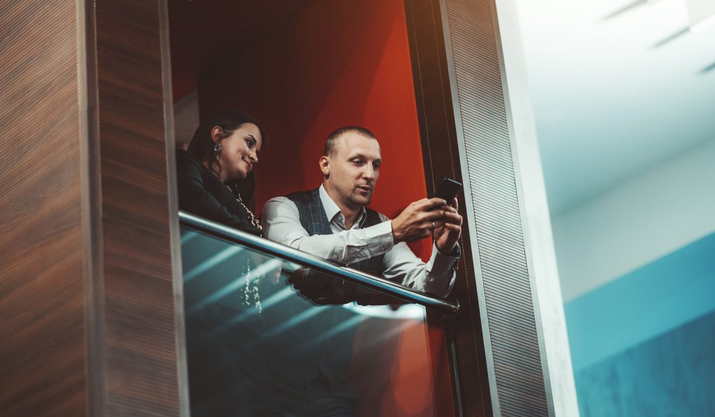 content manager visar innehåll för ämnesexpert på balkong som personen ska spökskriva