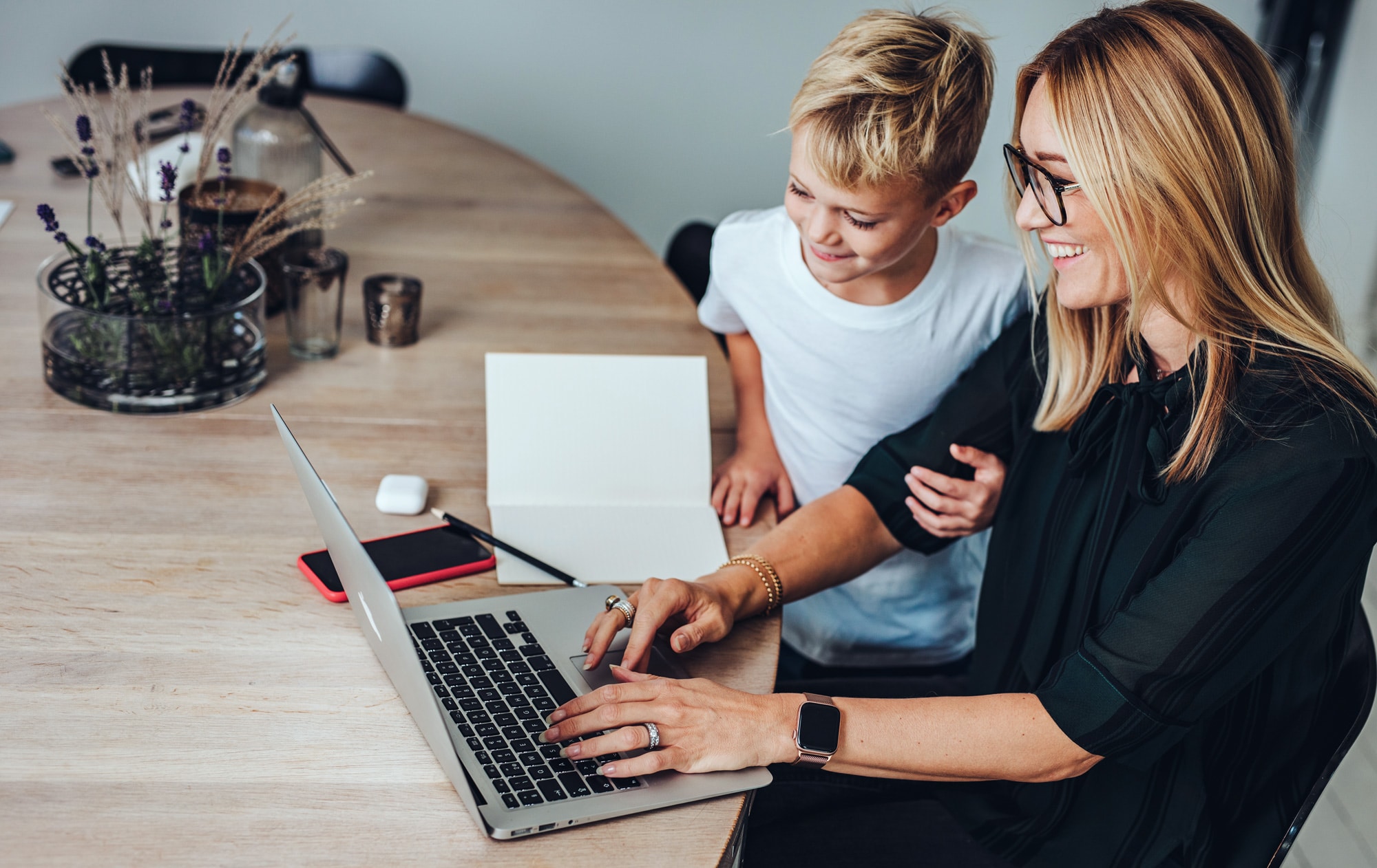 content marketing strategi - kvinna arbetar hemma med barn