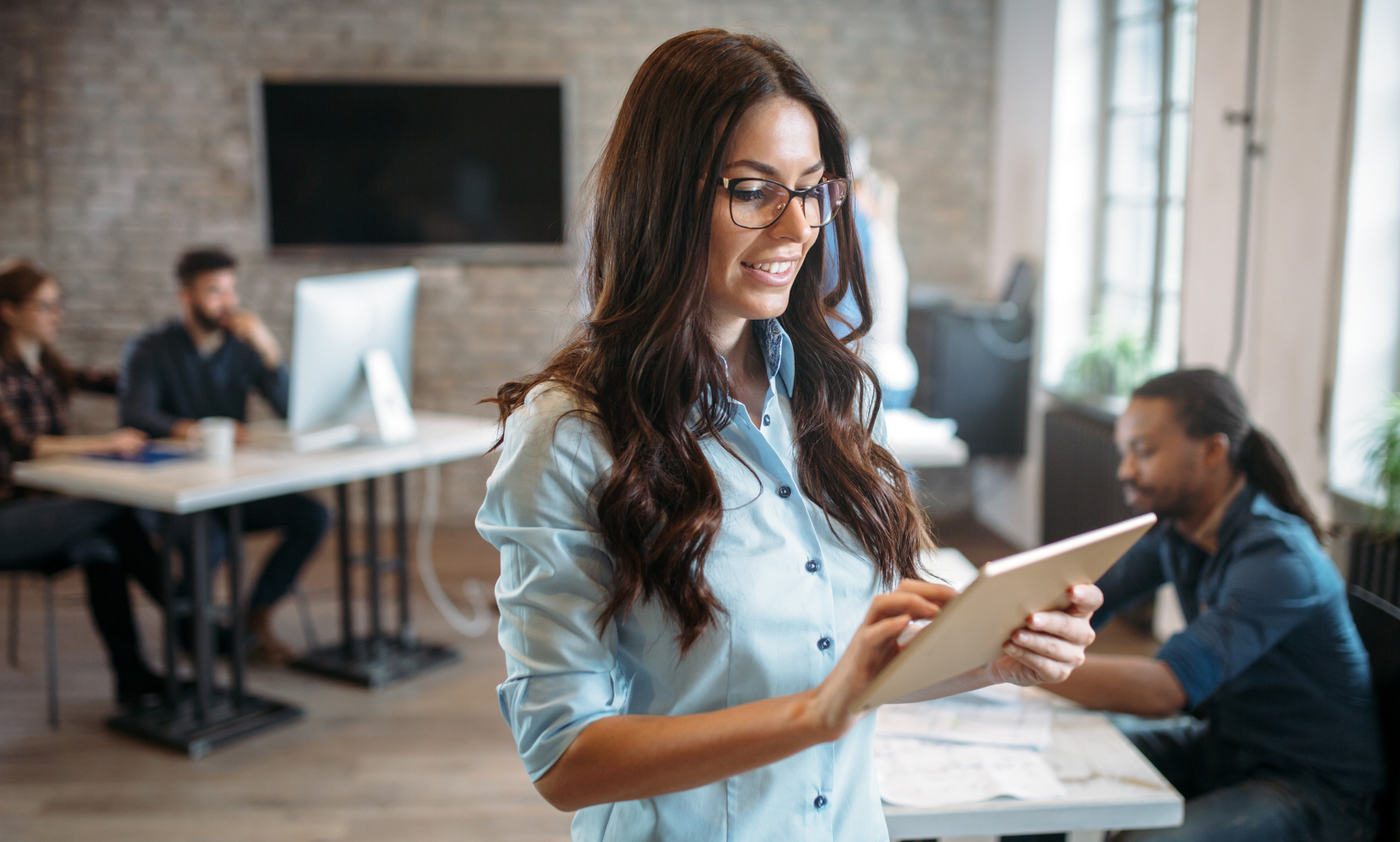 hubspot crm tjej titta på ipad