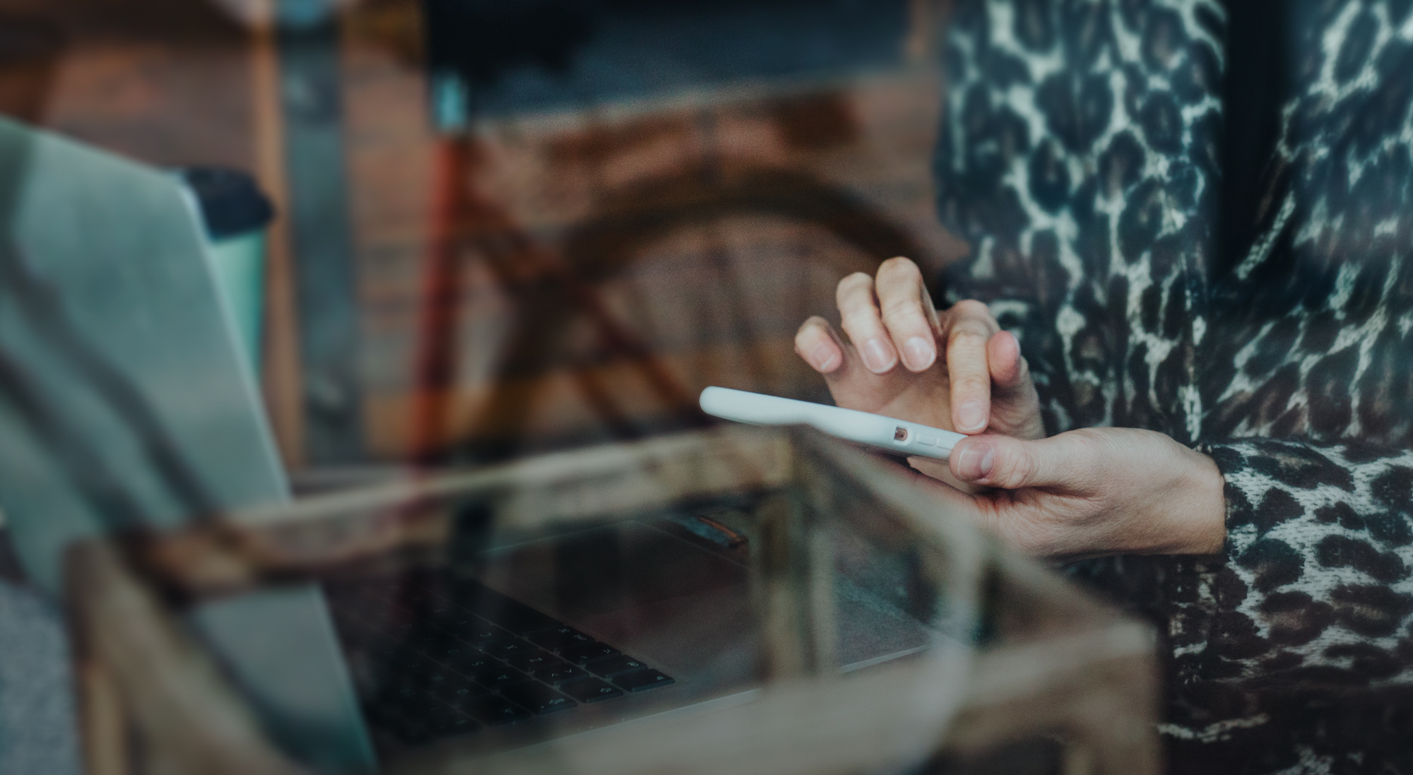 Kvinna på cafe räknar på vad inbound marketing kostar